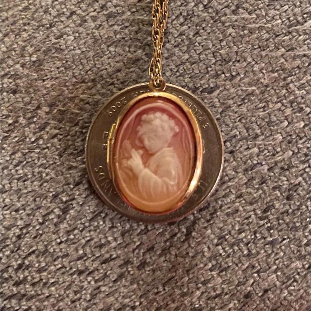 ****SOLD****1928 Brand Cameo Locket - Picture 4 of 4
